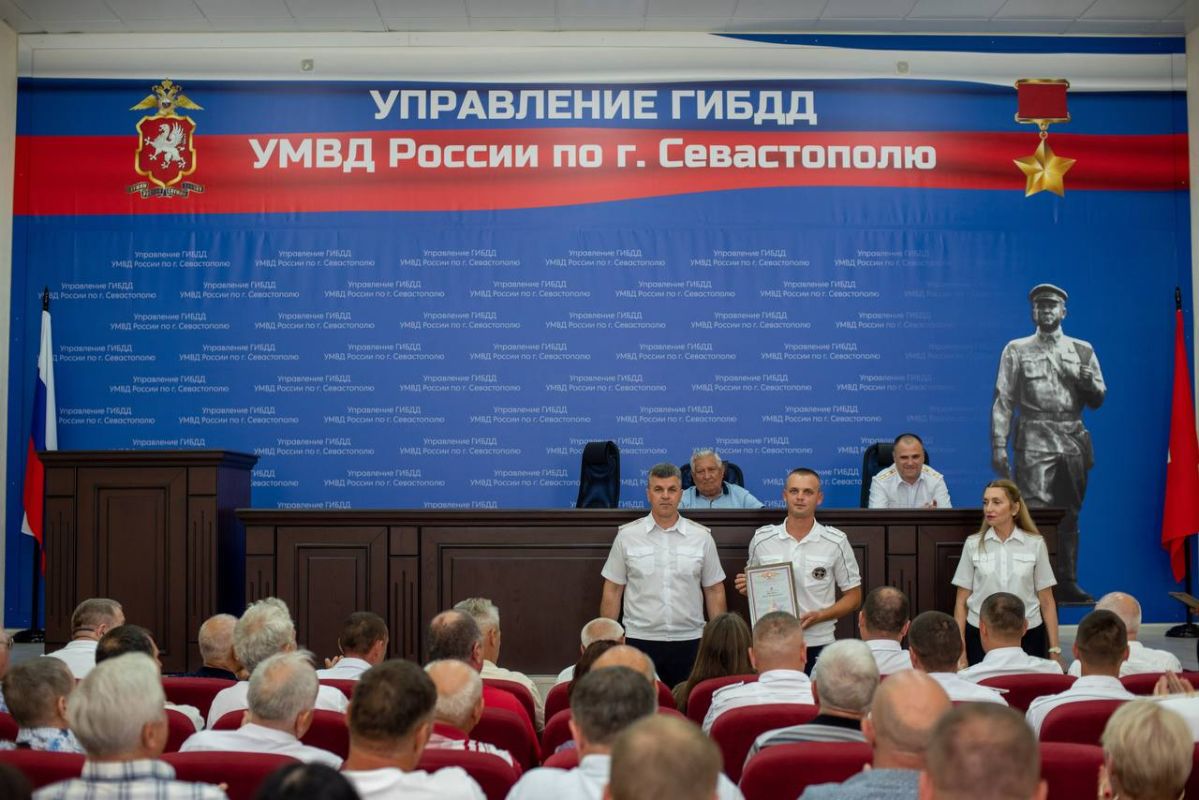 Главный государственный инспектор безопасности дорожного движения полковник полиции Юрий Бондарчук поздравил сотрудников и ветеранов Госавтоинспекции с профессиональным праздником Главный государственный инспектор безопасности дорожного движения полковник полиции Юрий Бондарчук поздравил сотрудников и ветеранов Госавтоинспекции с профессиональным праздником