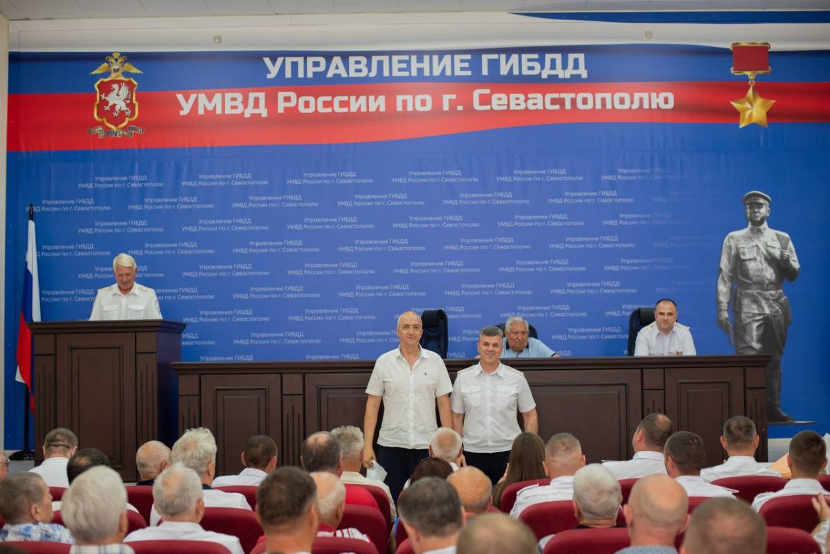 Главный государственный инспектор безопасности дорожного движения полковник полиции Юрий Бондарчук поздравил сотрудников и ветеранов Госавтоинспекции с профессиональным праздником Главный государственный инспектор безопасности дорожного движения полковник полиции Юрий Бондарчук поздравил сотрудников и ветеранов Госавтоинспекции с профессиональным праздником