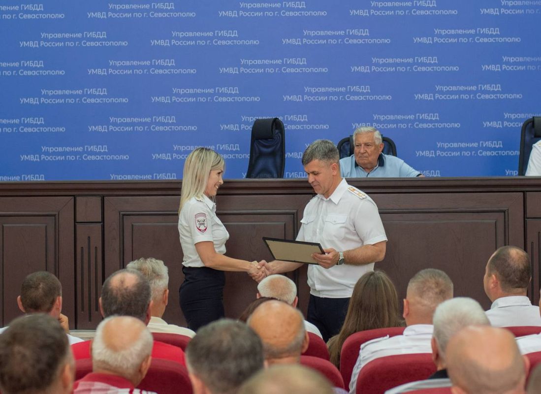 Главный государственный инспектор безопасности дорожного движения полковник полиции Юрий Бондарчук поздравил сотрудников и ветеранов Госавтоинспекции с профессиональным праздником