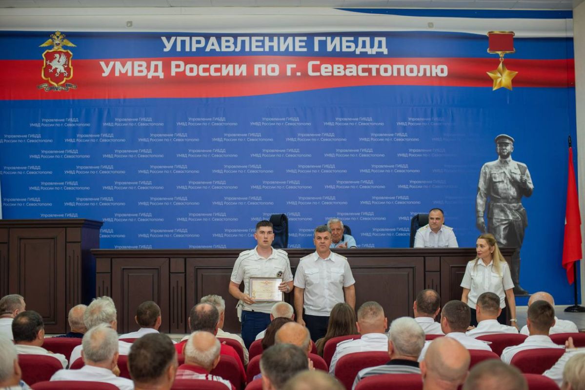 Главный государственный инспектор безопасности дорожного движения полковник полиции Юрий Бондарчук поздравил сотрудников и ветеранов Госавтоинспекции с профессиональным праздником Главный государственный инспектор безопасности дорожного движения полковник полиции Юрий Бондарчук поздравил сотрудников и ветеранов Госавтоинспекции с профессиональным праздником