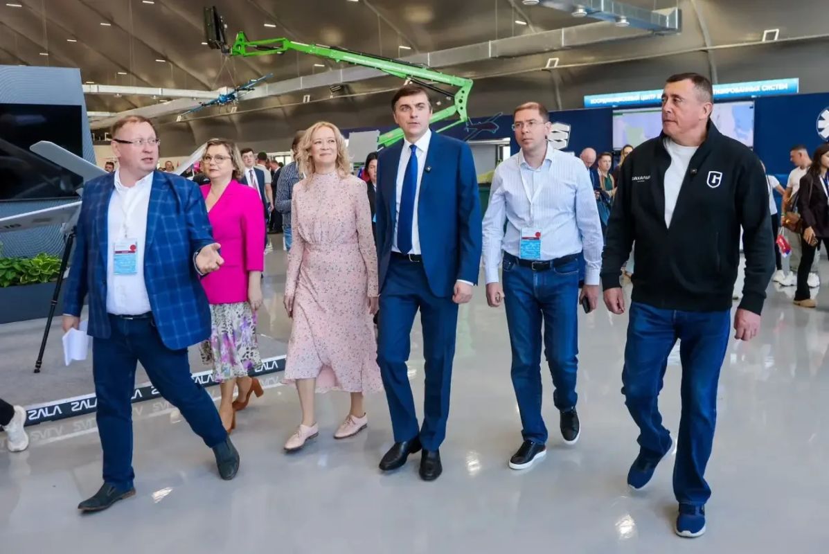Профориентацию в школах и знакомство молодежи с возможностями беспилотных летательных систем обсуждали на фестивале беспилотных летательных аппаратов «Взлетай» в Сахалинской области Профориентацию в школах и знакомство молодежи с возможностями беспилотных летательных систем обсуждали на фестивале беспилотных летательных аппаратов «Взлетай» в Сахалинской области