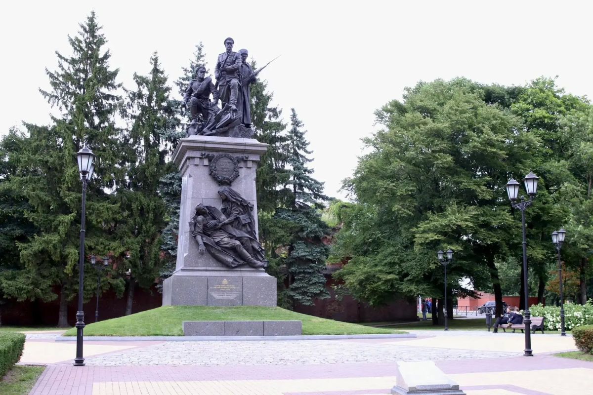 Владимир Мединский: В день 80-летия русского города Калининграда (об этом в «РГ», статья - по ссылке) вместе с руководством Калининградского РО РВИО возложили цветы к трем знаковым монументам: Владимир Мединский: В день 80-летия русского города Калининграда (об этом в «РГ», статья - по ссылке) вместе с руководством Калининградского РО РВИО возложили цветы к трем знаковым монументам: