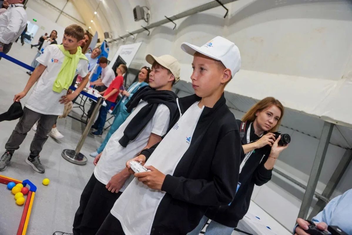 Профориентацию в школах и знакомство молодежи с возможностями беспилотных летательных систем обсуждали на фестивале беспилотных летательных аппаратов «Взлетай» в Сахалинской области Профориентацию в школах и знакомство молодежи с возможностями беспилотных летательных систем обсуждали на фестивале беспилотных летательных аппаратов «Взлетай» в Сахалинской области