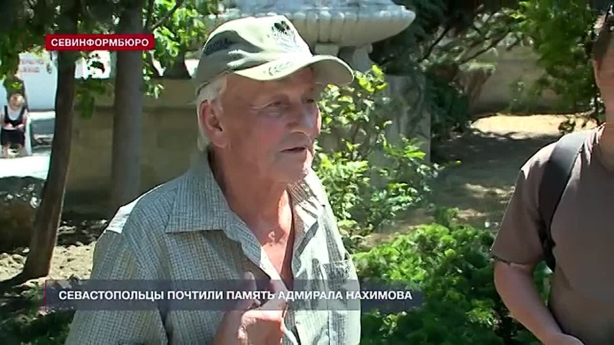 Севастопольцы возложили цветы к памятнику адмирала Павла Степановича Нахимова