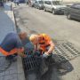 Сегодня специалисты Водоканала провели очистку решёток дождеприёмника на ул. Шмидта и ул. Очаковцев: убрали мусор, листья и прочие загрязнения, чтобы ливневая канализация работала без сбоев