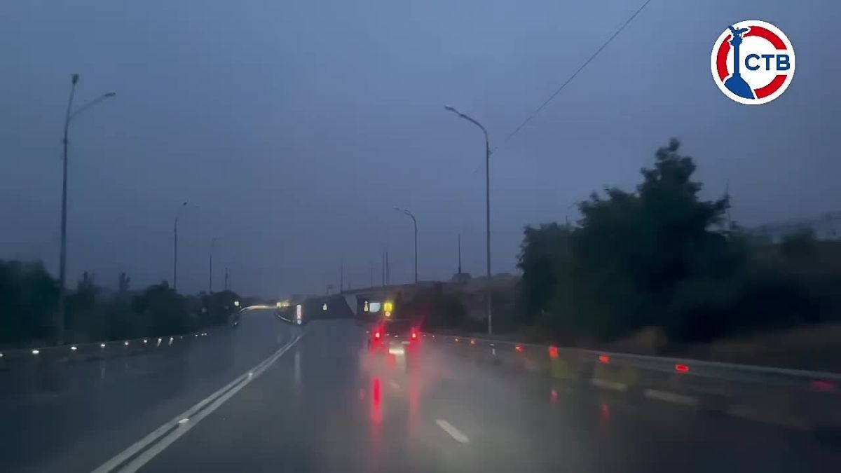 Из-за дождя и ухудшения видимости автомобилистам следует быть особенно внимательными за рулем Соблюдайте скоростной режим, увеличьте дистанцию до впереди идущего транспорта, избегайте резких маневров и торможений. На...