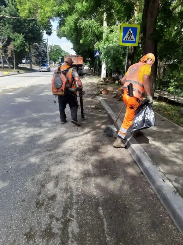 Севавтодор очищает улицы города Севавтодор очищает улицы города