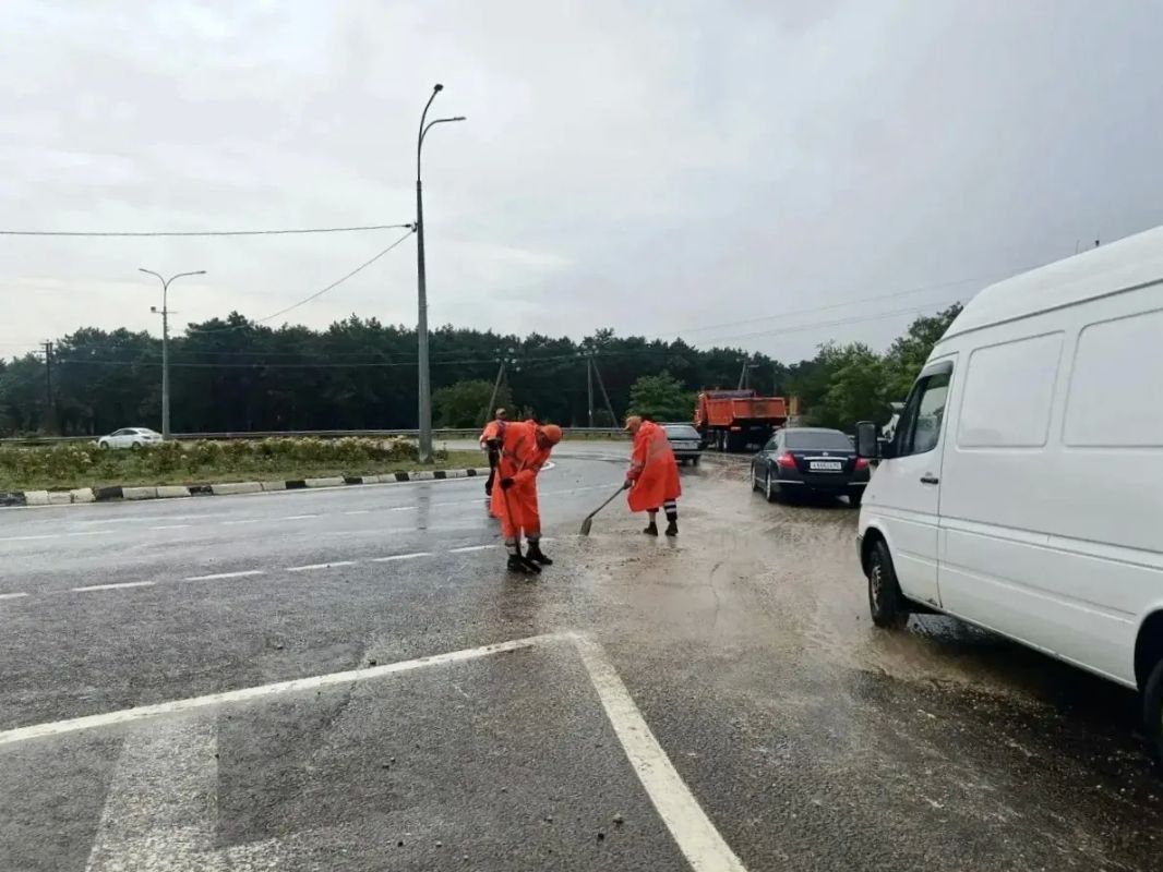 Севавтодор очищает улицы города Севавтодор очищает улицы города