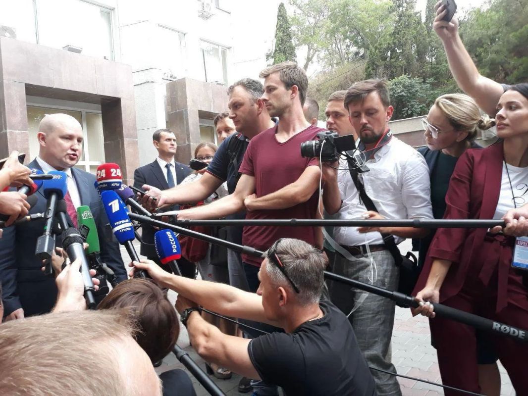 Михаил Развожаев: Ровно 7 лет назад, 12 июля, прилетел в Севастополь после того, как накануне Президент Владимир Владимирович Путин своим Указом назначил меня временно исполняющим обязанности губернатора Михаил Развожаев: Ровно 7 лет назад, 12 июля, прилетел в Севастополь после того, как накануне Президент Владимир Владимирович Путин своим Указом назначил меня временно исполняющим обязанности губернатора