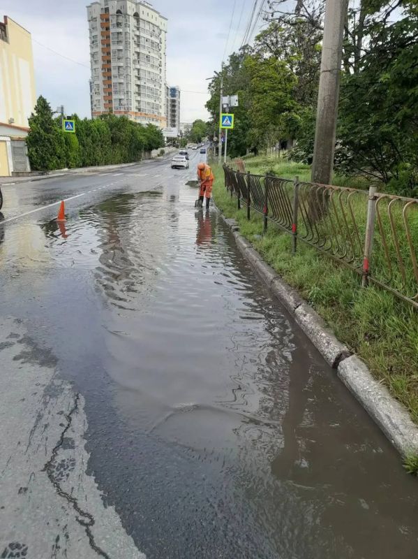 Бригады Севавтодора расчищают севастопольские дороги и ливневые канализации от наносов мусора и веток после обильных осадков во всех районах города