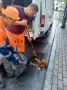 После сильного дождя специалисты "Водоканала" объезжают город, чтобы проверить ливневые решетки, очищают их от листьев, веток и мусора, который нанесла вода