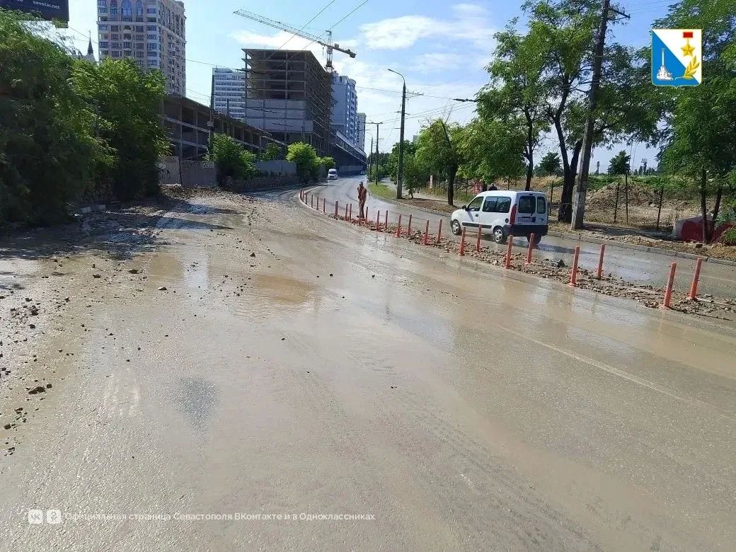 Подрядчик уже убирает последствия ливня в районе улицы Пожарова Подрядчик уже убирает последствия ливня в районе улицы Пожарова