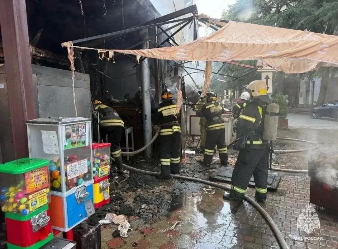 Пожарные МЧС потушили пожар в кафе в центре Алушты Пожарные МЧС потушили пожар в кафе в центре Алушты
