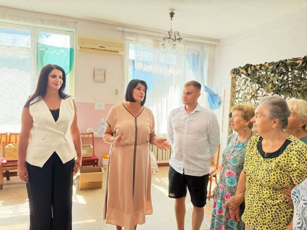 Татьяна Лобач: Совместно с заместителем главы Балаклавского муниципального округа Юлией Липовкой и Сергеем Науменко встретились с балаклавскими активистками, которые плетут маскировочные сети для наших бойцов, выполняющих... Татьяна Лобач: Совместно с заместителем главы Балаклавского муниципального округа Юлией Липовкой и Сергеем Науменко встретились с балаклавскими активистками, которые плетут маскировочные сети для наших бойцов, выполняющих...