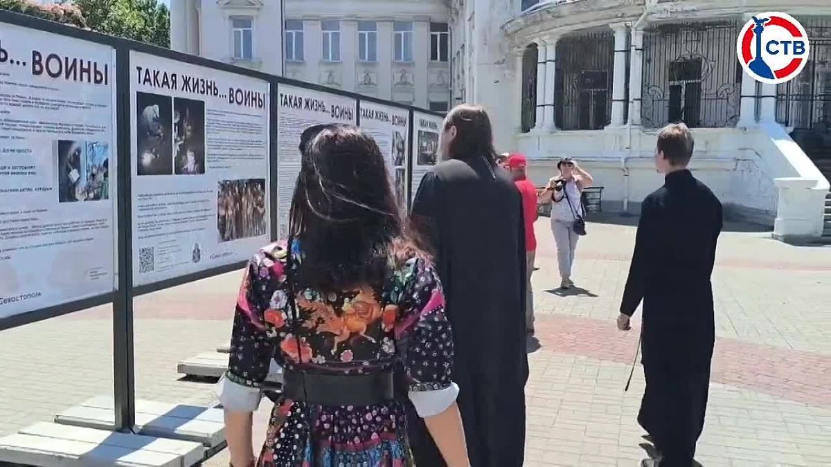 У ДДЮТ открылась фотовыставка «Такая жизнь» Экспозиция посвящена работе Гуманитарной миссии Севастополя и людям, которые ежедневно помогают жителям новых регионов. Автор снимков – руководитель миссии Екатерина Виноградова...