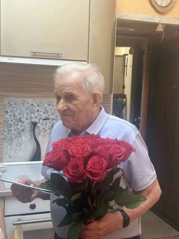Сегодня я имела честь лично поздравить со 101-м днем рождения ветерана Великой Отечественной войны Михаила Степановича Латоху! Сегодня я имела честь лично поздравить со 101-м днем рождения ветерана Великой Отечественной войны Михаила Степановича Латоху!