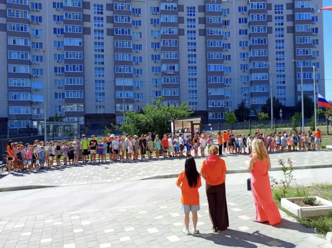 Впервые в Севастополе мы проводим летнюю досуговую программу «Планета детства в школах» Впервые в Севастополе мы проводим летнюю досуговую программу «Планета детства в школах»