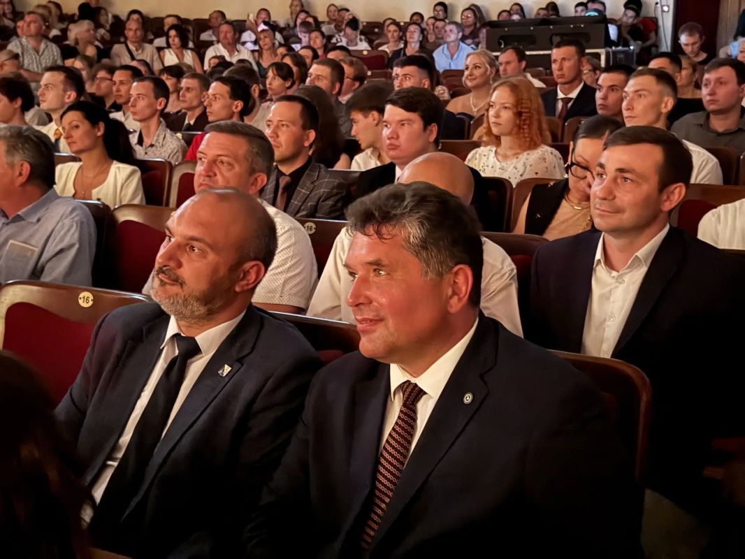 Выпускники Гуманитарно-педагогического института Севастопольского государственного университета – будущее системы образования Севастополя и России! С большим удовольствием поздравил выпускников и вручил им красные дипломы Выпускники Гуманитарно-педагогического института Севастопольского государственного университета – будущее системы образования Севастополя и России! С большим удовольствием поздравил выпускников и вручил им красные дипломы