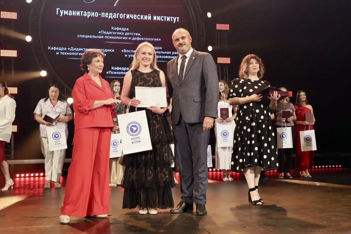 Выпускники Гуманитарно-педагогического института Севастопольского государственного университета – будущее системы образования Севастополя и России! С большим удовольствием поздравил выпускников и вручил им красные дипломы Выпускники Гуманитарно-педагогического института Севастопольского государственного университета – будущее системы образования Севастополя и России! С большим удовольствием поздравил выпускников и вручил им красные дипломы