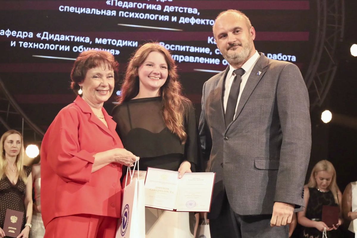 Выпускники Гуманитарно-педагогического института Севастопольского государственного университета – будущее системы образования Севастополя и России! С большим удовольствием поздравил выпускников и вручил им красные дипломы Выпускники Гуманитарно-педагогического института Севастопольского государственного университета – будущее системы образования Севастополя и России! С большим удовольствием поздравил выпускников и вручил им красные дипломы