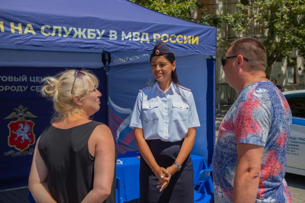 В Севастополе полицейские развернули мобильный рекрутинговый центр для приёма на службу в ОВД В Севастополе полицейские развернули мобильный рекрутинговый центр для приёма на службу в ОВД