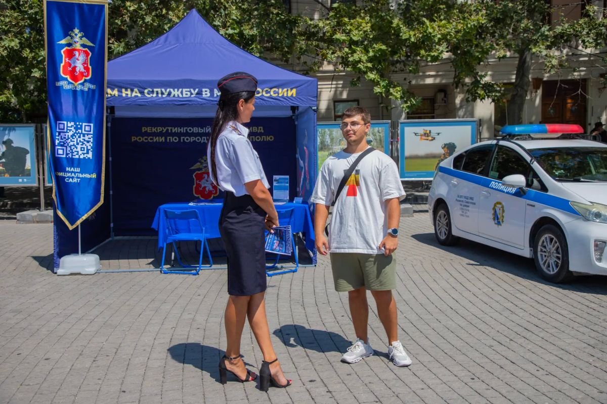В Севастополе полицейские развернули мобильный рекрутинговый центр для приёма на службу в ОВД В Севастополе полицейские развернули мобильный рекрутинговый центр для приёма на службу в ОВД