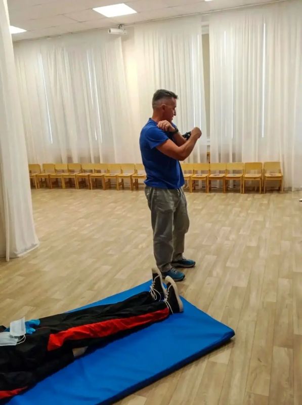 Спасатели провели занятие по оказанию первой помощи для сотрудников детского сада Спасатели провели занятие по оказанию первой помощи для сотрудников детского сада