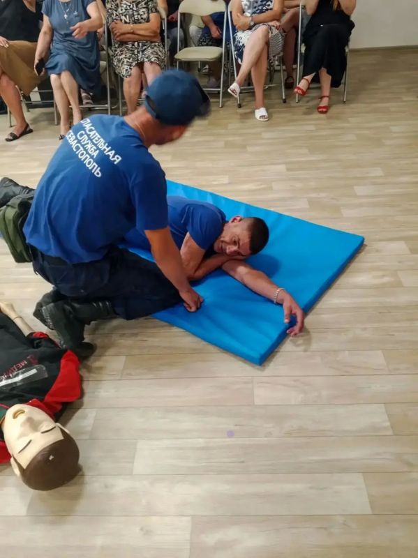 Спасатели провели занятие по оказанию первой помощи для сотрудников детского сада Спасатели провели занятие по оказанию первой помощи для сотрудников детского сада