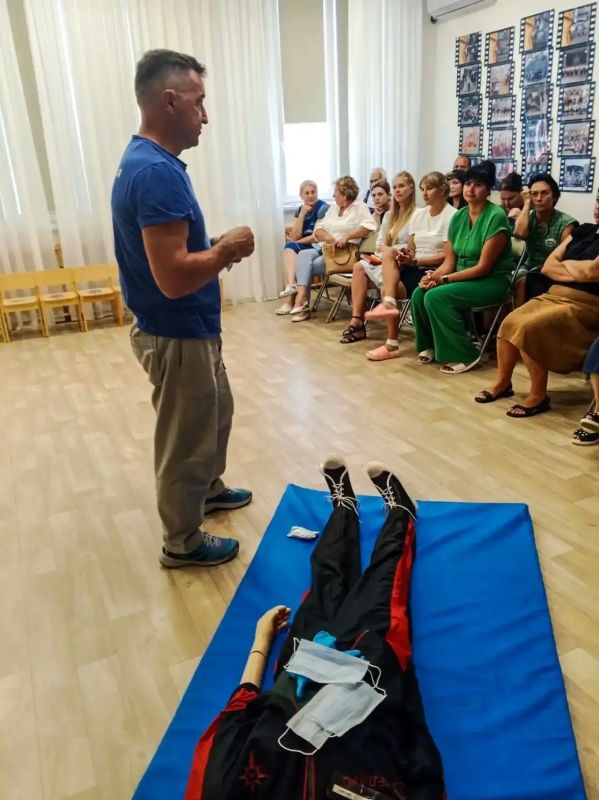 Спасатели провели занятие по оказанию первой помощи для сотрудников детского сада