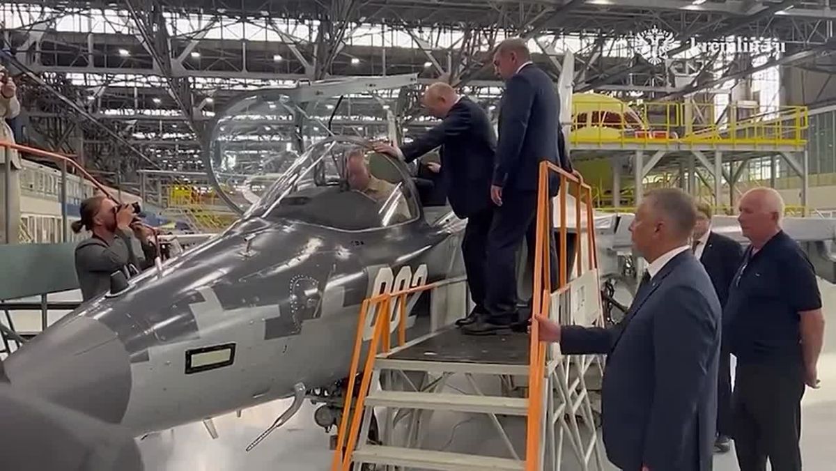 На Иркутском авиазаводе президенту Владимиру Путину впервые продемонстрировали модернизированный учебно-боевой Як-130М с новейшими бортовыми системами