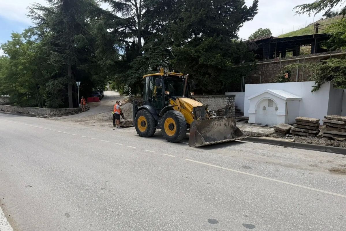 В Балаклаве по иску прокуратуры проводится ремонт тротуара