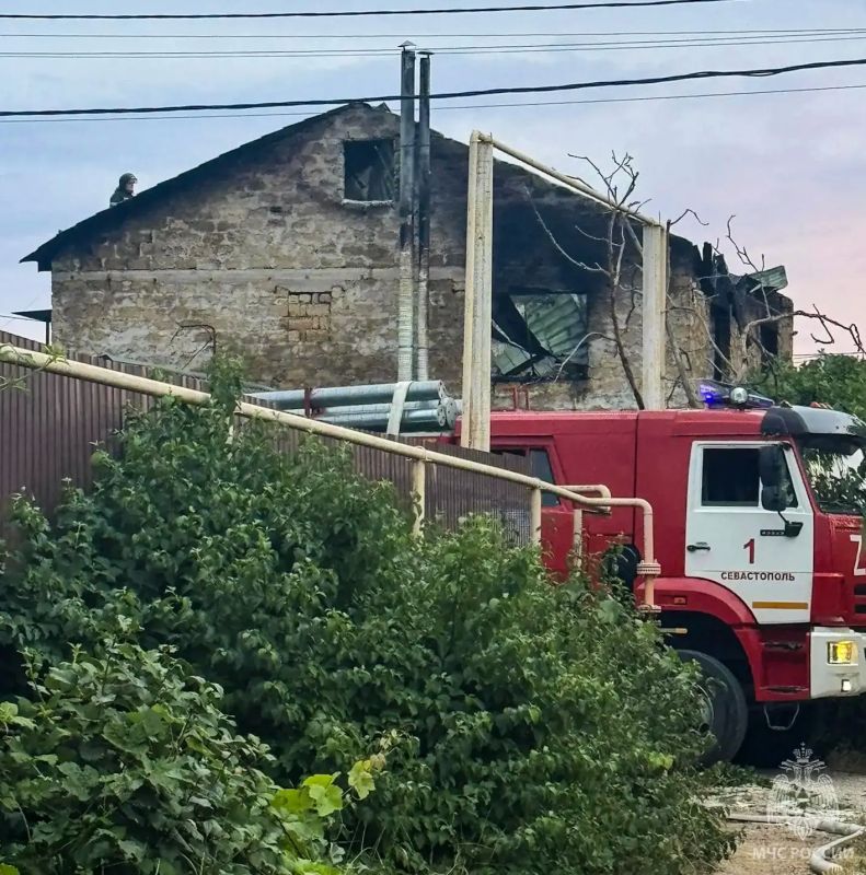 Пожар в частном доме ликвидировали севастопольские сотрудники МЧС России Пожар в частном доме ликвидировали севастопольские сотрудники МЧС России
