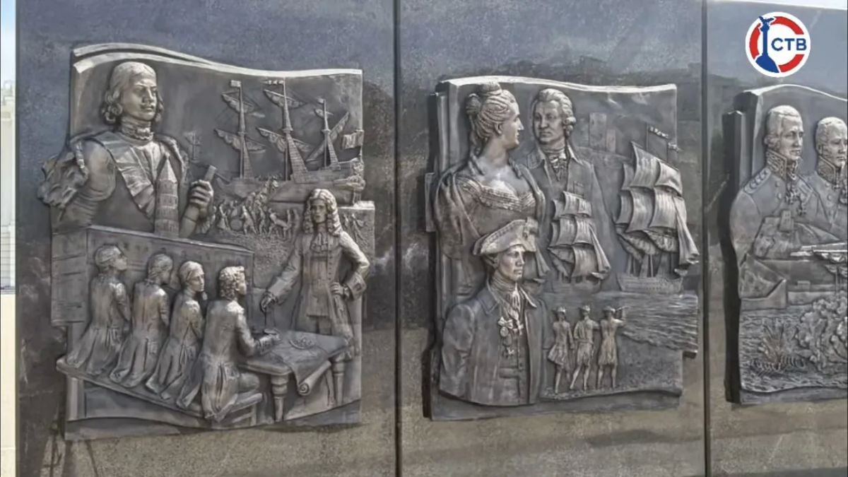 В Севастополе открыли стелу «Во славу Российского флота служим России с детства» Центральной фигурой композиции на территории филиала Нахимовского военно-морского училища стал Адмирал Флота Советского Союза, Герой Советского... В Севастополе открыли стелу «Во славу Российского флота служим России с детства» Центральной фигурой композиции на территории филиала Нахимовского военно-морского училища стал Адмирал Флота Советского Союза, Герой Советского...