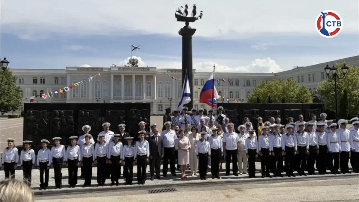 В Севастополе открыли стелу «Во славу Российского флота служим России с детства» Центральной фигурой композиции на территории филиала Нахимовского военно-морского училища стал Адмирал Флота Советского Союза, Герой Советского... В Севастополе открыли стелу «Во славу Российского флота служим России с детства» Центральной фигурой композиции на территории филиала Нахимовского военно-морского училища стал Адмирал Флота Советского Союза, Герой Советского...