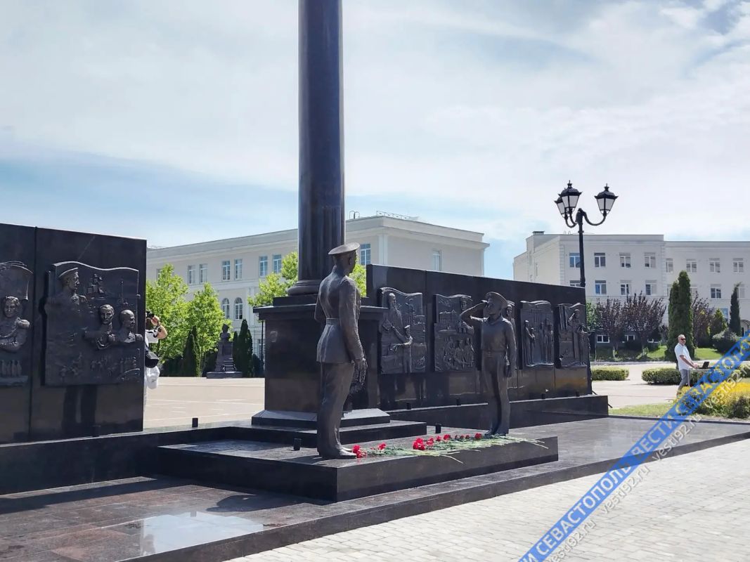 В Севастополе открыли стелу «Во славу российского флота — служим России с детства» В Севастополе открыли стелу «Во славу российского флота — служим России с детства»