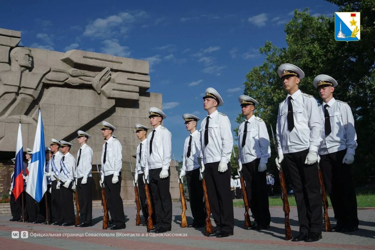 Севастополь торжественно встретил День Военно-Морского Флота Севастополь торжественно встретил День Военно-Морского Флота