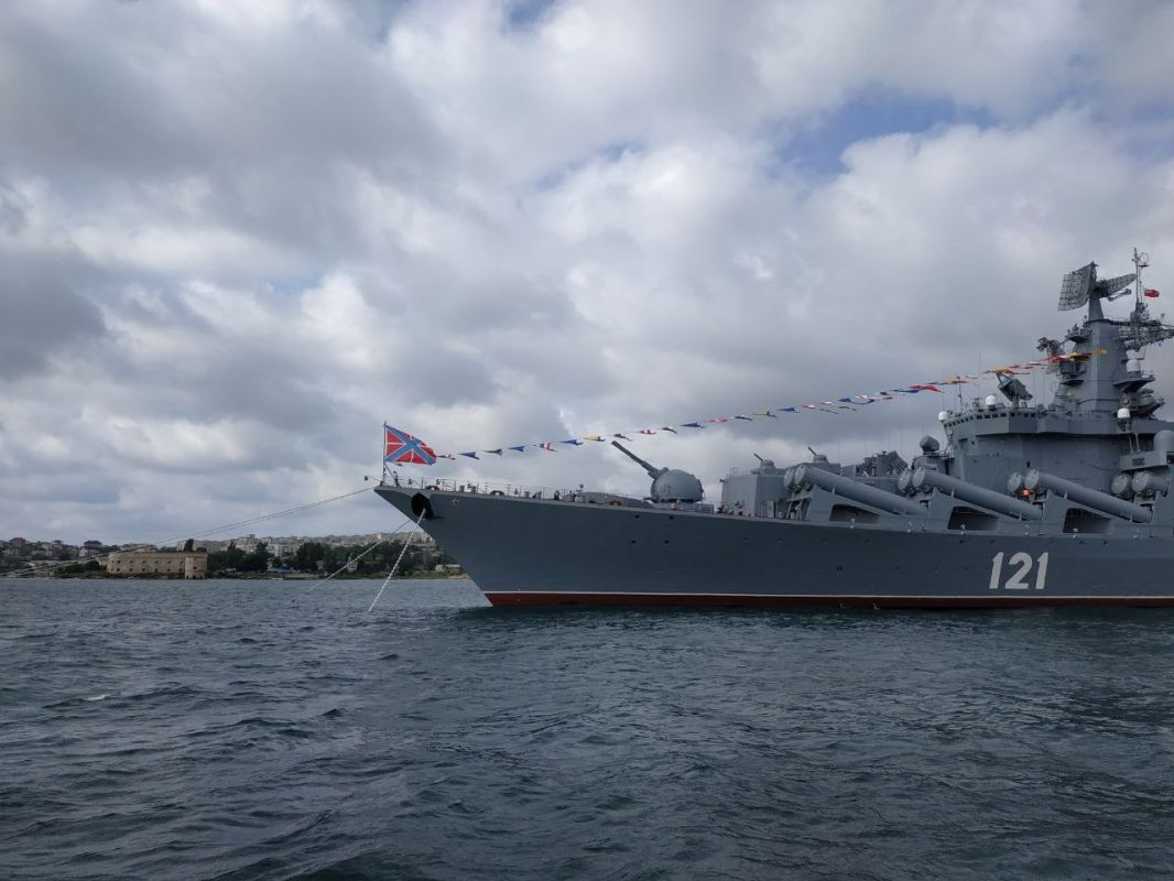 В День Военно-морского Флота увиделись в Севастополе с военным товарищем и сошлись на мысли о том, что полноценное празднование надо устраивать даже не тогда, когда вражеские воздушные и морские дроны не смогут атаковать...