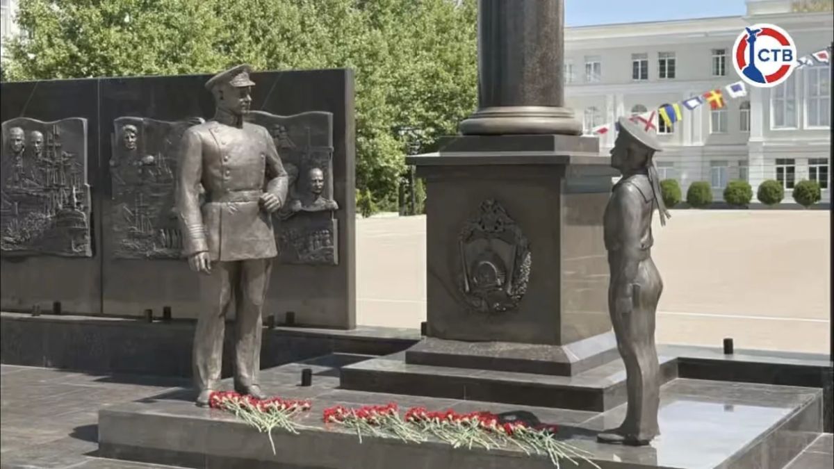 В Севастополе открыли стелу «Во славу Российского флота служим России с детства» Центральной фигурой композиции на территории филиала Нахимовского военно-морского училища стал Адмирал Флота Советского Союза, Герой Советского... В Севастополе открыли стелу «Во славу Российского флота служим России с детства» Центральной фигурой композиции на территории филиала Нахимовского военно-морского училища стал Адмирал Флота Советского Союза, Герой Советского...