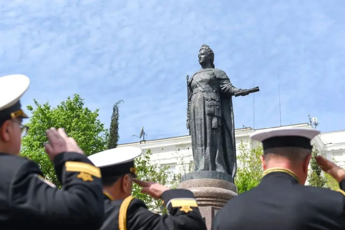 Михаил Развожаев: Дорогие севастопольцы! Товарищи матросы, сержанты и старшины, мичманы и прапорщики! Товарищи офицеры, ветераны Великой Отечественной войны и Вооружённых Сил! Михаил Развожаев: Дорогие севастопольцы! Товарищи матросы, сержанты и старшины, мичманы и прапорщики! Товарищи офицеры, ветераны Великой Отечественной войны и Вооружённых Сил!