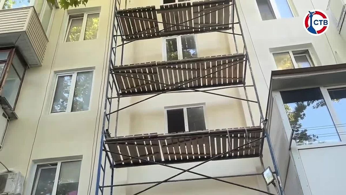 В Севастополе капитально ремонтируют фасад дома №42 на проспекте Генерала Острякова Готовность объекта уже составляет 50%. Строители обновили фасад, заменили окна в подъездах. Впереди – установка новых дверей, ремонт входных...