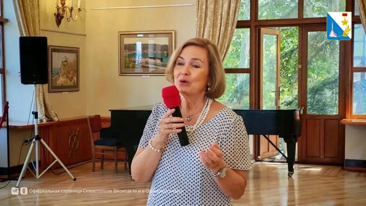 Дочь Юлиана Семёнова передала в дар севастопольским библиотекам роман «Третья карта» Дочь Юлиана Семёнова передала в дар севастопольским библиотекам роман «Третья карта»