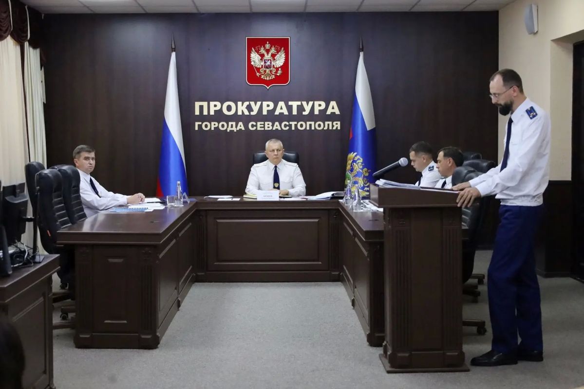 На заседании коллегии прокуратуры города прокурор Севастополя Андрей Шевцов определил приоритетные задачи для работников ведомства на второе полугодие 2026 года На заседании коллегии прокуратуры города прокурор Севастополя Андрей Шевцов определил приоритетные задачи для работников ведомства на второе полугодие 2026 года