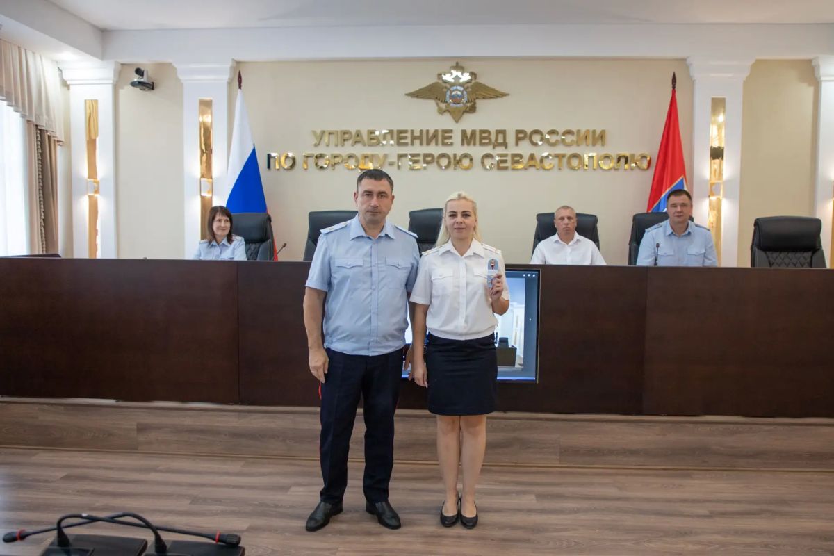 Начальник УМВД России по г.Севастополю генерал-майор полиции Сергей Сигунов вручил новые погоны сотрудникам ОВД, получившим первые и очередные специальные звания