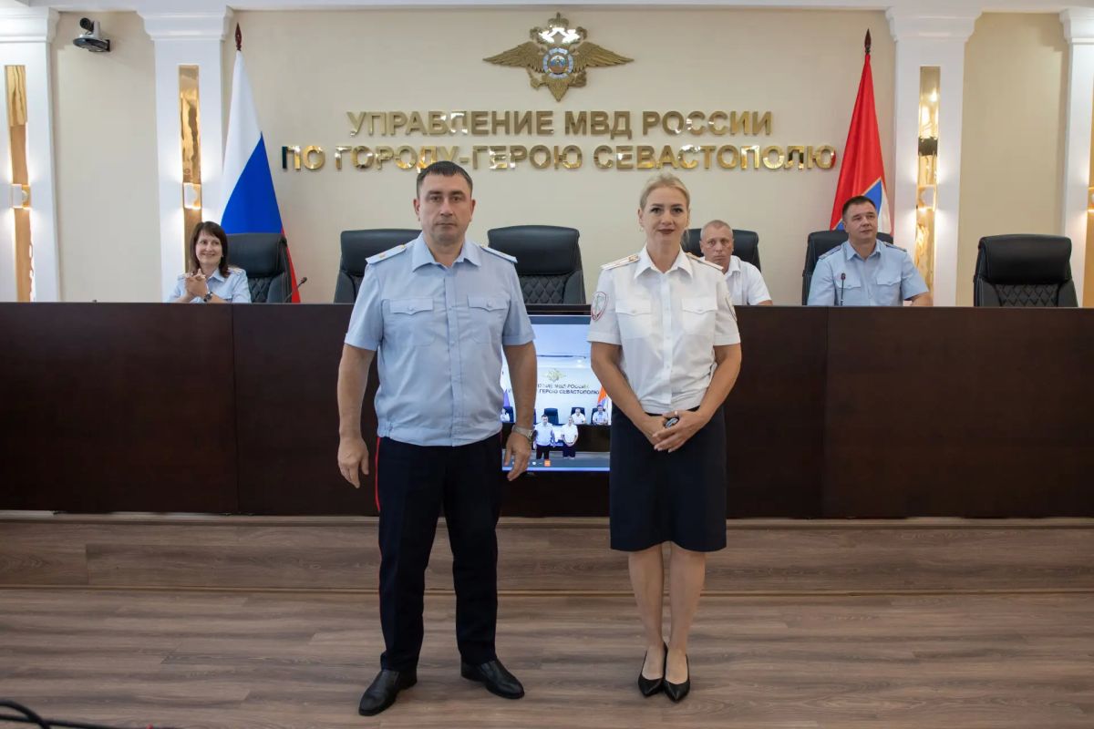 Начальник УМВД России по г.Севастополю генерал-майор полиции Сергей Сигунов вручил новые погоны сотрудникам ОВД, получившим первые и очередные специальные звания Начальник УМВД России по г.Севастополю генерал-майор полиции Сергей Сигунов вручил новые погоны сотрудникам ОВД, получившим первые и очередные специальные звания