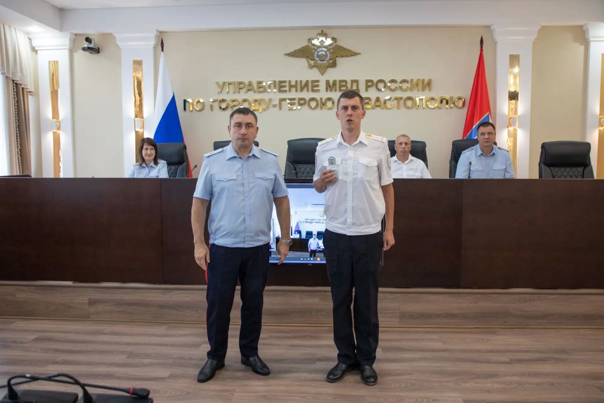 Начальник УМВД России по г.Севастополю генерал-майор полиции Сергей Сигунов вручил новые погоны сотрудникам ОВД, получившим первые и очередные специальные звания Начальник УМВД России по г.Севастополю генерал-майор полиции Сергей Сигунов вручил новые погоны сотрудникам ОВД, получившим первые и очередные специальные звания