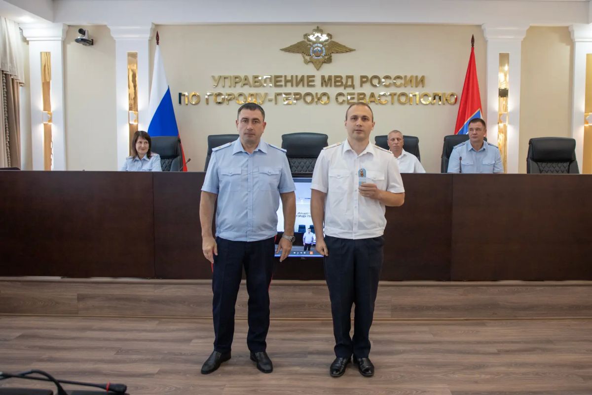 Начальник УМВД России по г.Севастополю генерал-майор полиции Сергей Сигунов вручил новые погоны сотрудникам ОВД, получившим первые и очередные специальные звания Начальник УМВД России по г.Севастополю генерал-майор полиции Сергей Сигунов вручил новые погоны сотрудникам ОВД, получившим первые и очередные специальные звания