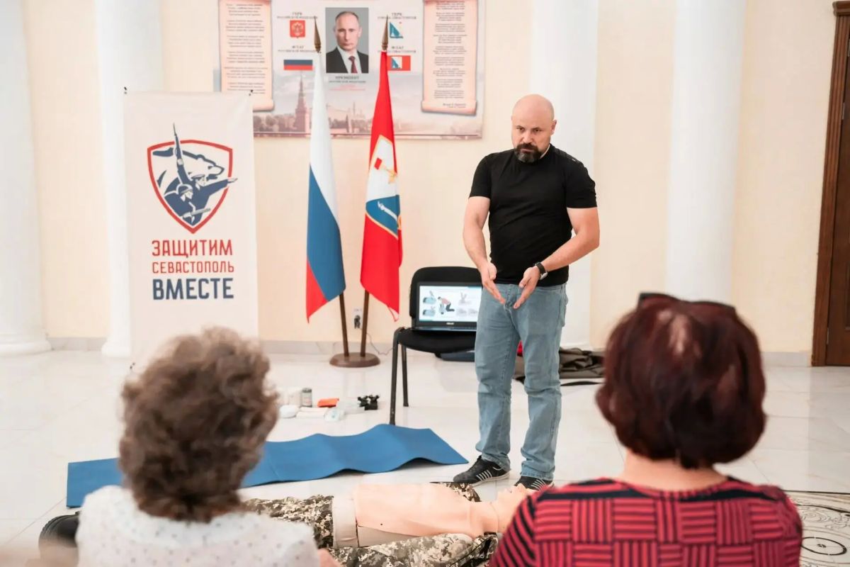 В Инкермане прошло занятие по первой помощи в рамках общегородской инициативы «Защитим Севастополь вместе» Занятие провёл участник СВО, инструктор по первой помощи и тактической медицине Денис Толмачёв. Он показал... В Инкермане прошло занятие по первой помощи в рамках общегородской инициативы «Защитим Севастополь вместе» Занятие провёл участник СВО, инструктор по первой помощи и тактической медицине Денис Толмачёв. Он показал...