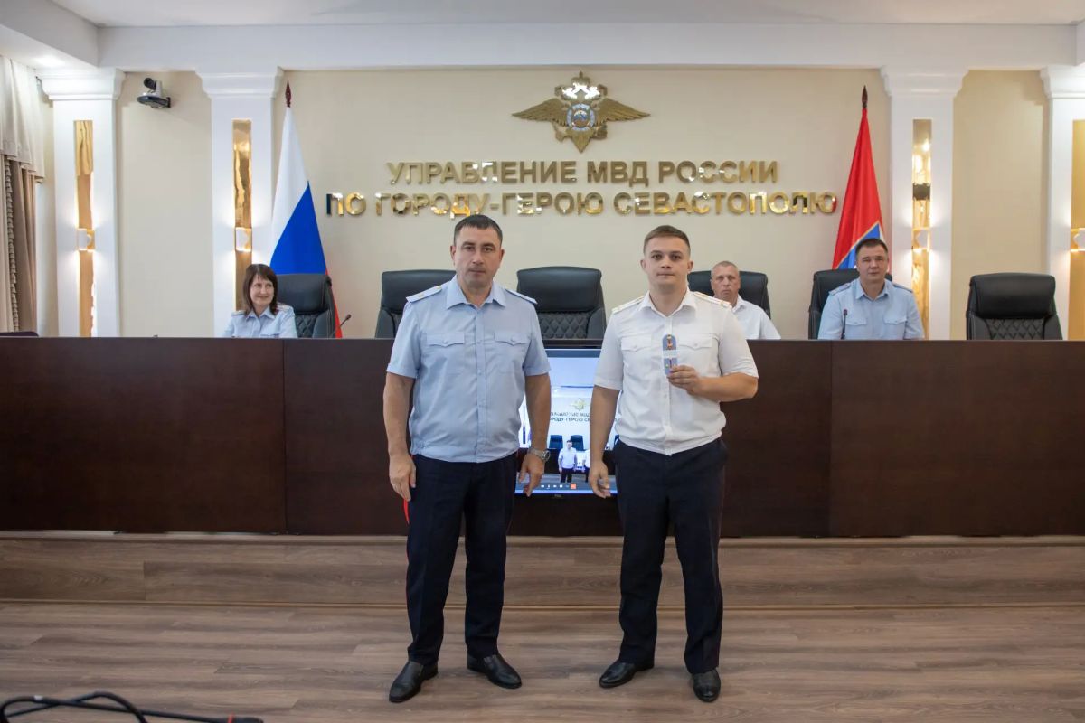 Начальник УМВД России по г.Севастополю генерал-майор полиции Сергей Сигунов вручил новые погоны сотрудникам ОВД, получившим первые и очередные специальные звания Начальник УМВД России по г.Севастополю генерал-майор полиции Сергей Сигунов вручил новые погоны сотрудникам ОВД, получившим первые и очередные специальные звания