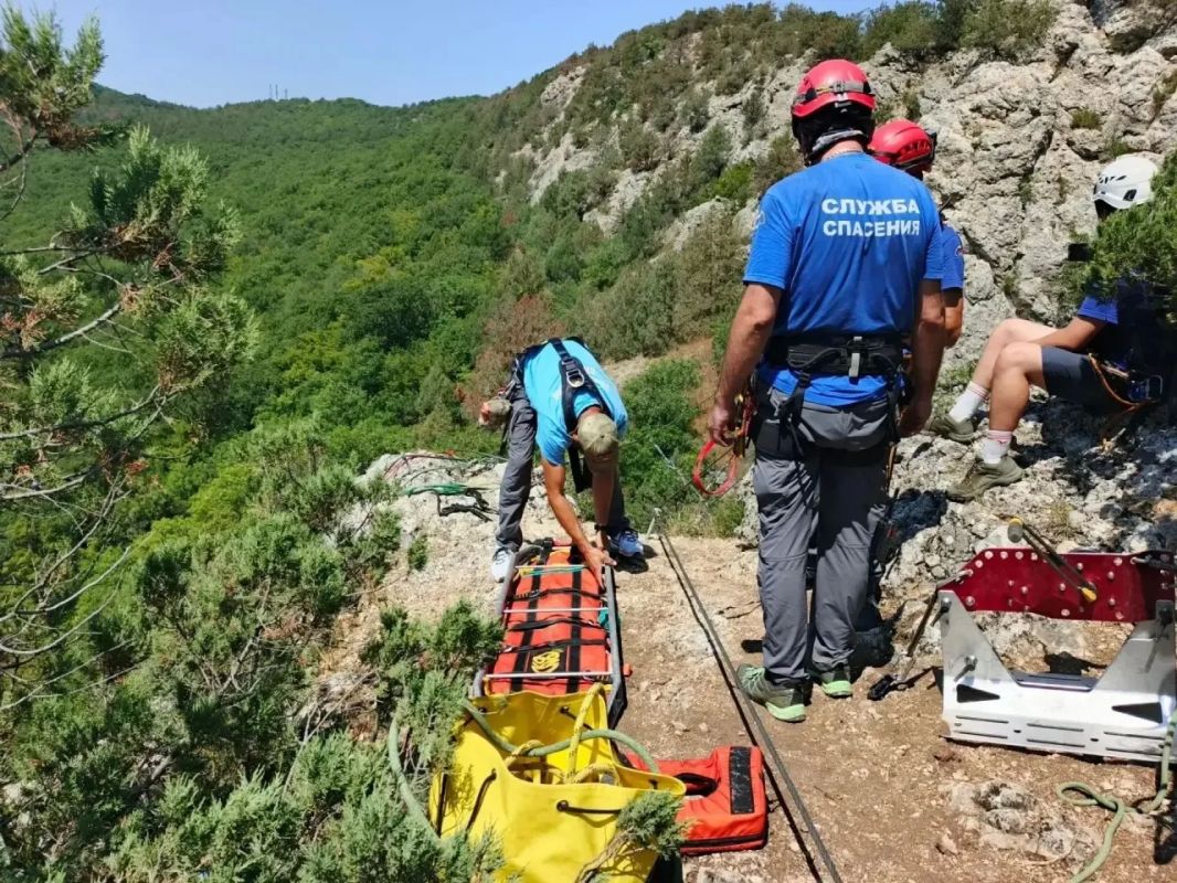 Спасатели успешно провели эвакуацию пострадавшего в условиях сложного горного рельефа Спасатели успешно провели эвакуацию пострадавшего в условиях сложного горного рельефа