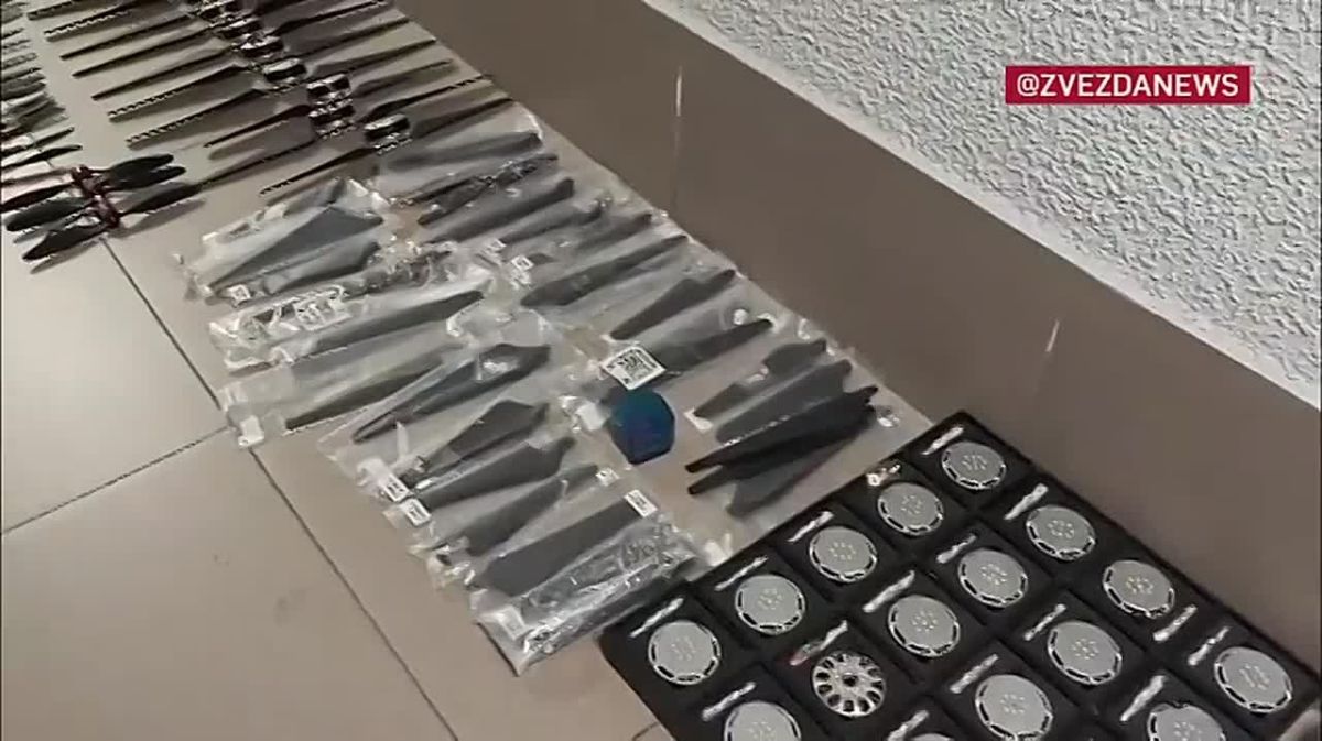 В Крыму задержали мужчину, организовавшего дома производство беспилотников для СБУ Он организовал в своей квартире мини-цех по производству беспилотников на 3D-принтерах. Сначала крымчанин передавал украинской стороне...
